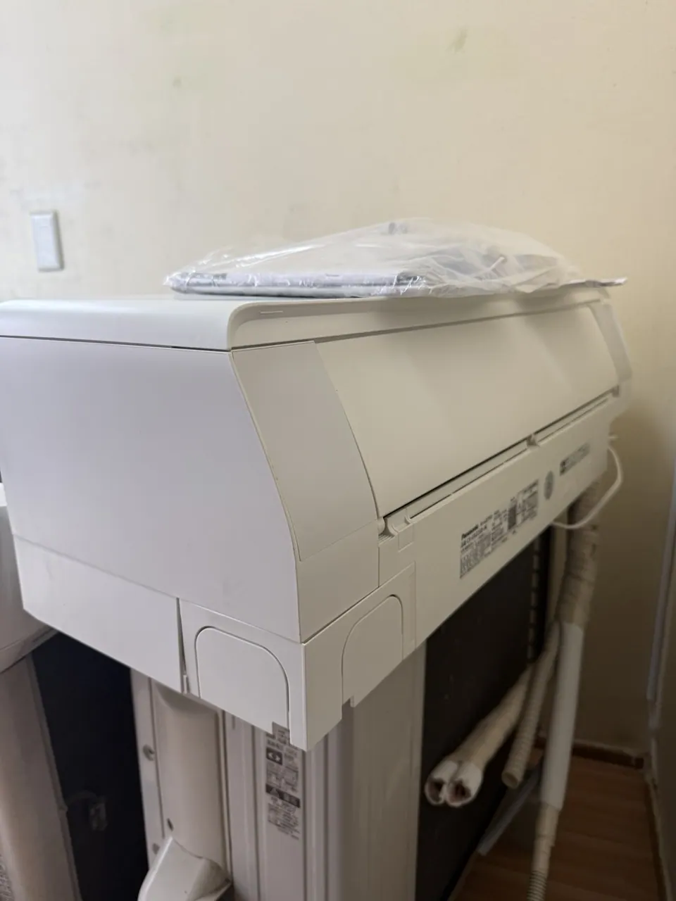ダイキン製エアコン室内機の側面